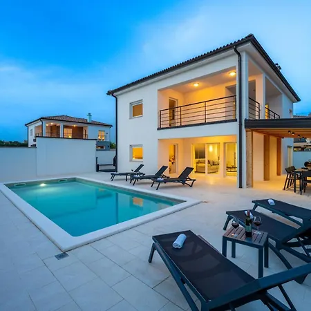 4 Schlafzimmer- 3 Badezimmer- Kueche- Wohnzimmer- Privater Pool- Grill By Interhome