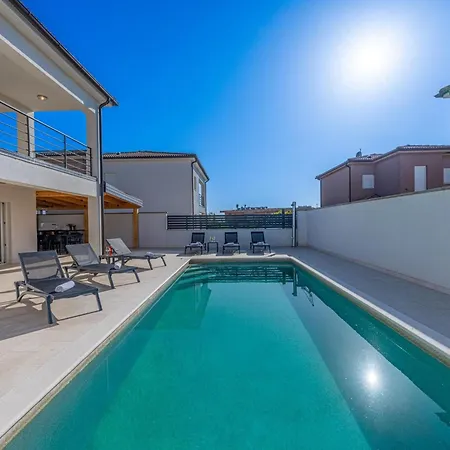 4 Schlafzimmer- 3 Badezimmer- Kueche- Wohnzimmer- Privater Pool- Grill By Interhome