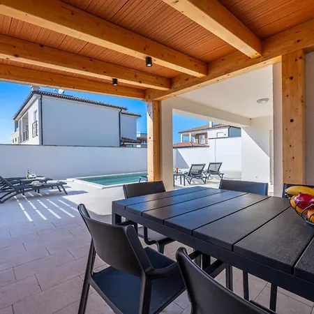 4 Schlafzimmer- 3 Badezimmer- Kueche- Wohnzimmer- Privater Pool- Grill By Interhome Feriehus