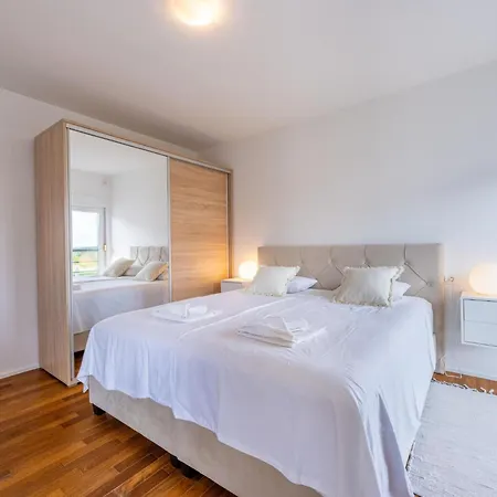 Feriehus 4 Schlafzimmer- 3 Badezimmer- Kueche- Wohnzimmer- Privater Pool- Grill By Interhome Vodnjan