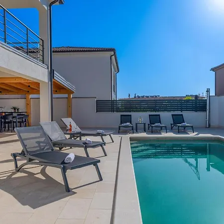 4 Schlafzimmer- 3 Badezimmer- Kueche- Wohnzimmer- Privater Pool- Grill By Interhome Feriehus