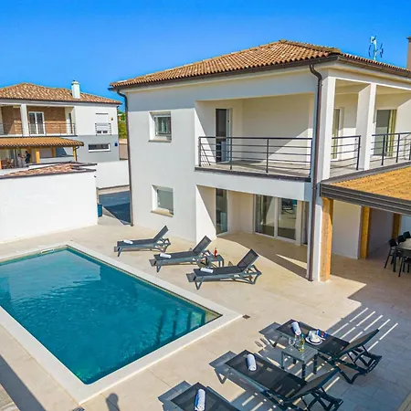 4 Schlafzimmer- 3 Badezimmer- Kueche- Wohnzimmer- Privater Pool- Grill By Interhome Feriehus