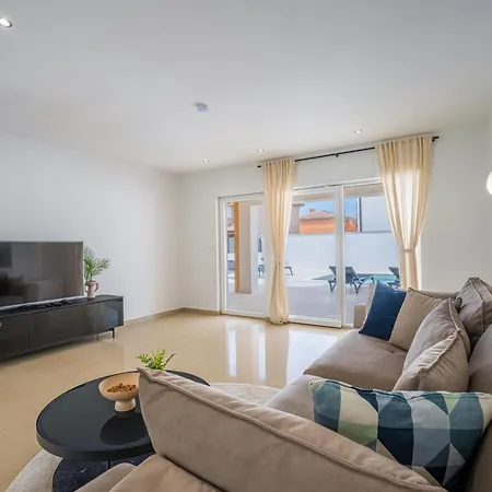 4 Schlafzimmer- 3 Badezimmer- Kueche- Wohnzimmer- Privater Pool- Grill By Interhome Feriehus Vodnjan