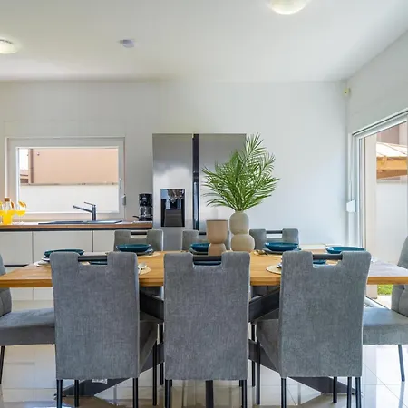 4 Schlafzimmer- 3 Badezimmer- Kueche- Wohnzimmer- Privater Pool- Grill By Interhome Feriehus