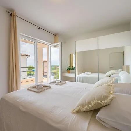 펜션 4 Schlafzimmer- 3 Badezimmer- Kueche- Wohnzimmer- Privater Pool- Grill By Interhome *