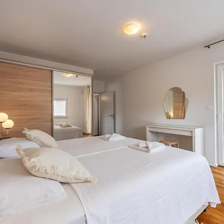 4 Schlafzimmer- 3 Badezimmer- Kueche- Wohnzimmer- Privater Pool- Grill By Interhome Feriehus *