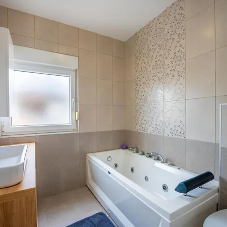 4 Schlafzimmer- 3 Badezimmer- Kueche- Wohnzimmer- Privater Pool- Grill By Interhome Feriehus Vodnjan