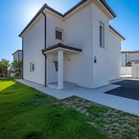 4 Schlafzimmer- 3 Badezimmer- Kueche- Wohnzimmer- Privater Pool- Grill By Interhome Vodnjan