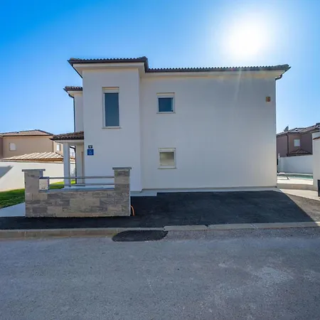 4 Schlafzimmer- 3 Badezimmer- Kueche- Wohnzimmer- Privater Pool- Grill By Interhome Feriehus Vodnjan